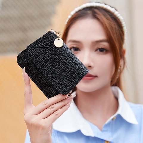 Damen Mini PU Leder Faltbare Münzbörse Litschi Muster Kartenhalter Mit Goldenem Metallring Rundem Anhänger Elegante Geldbörse