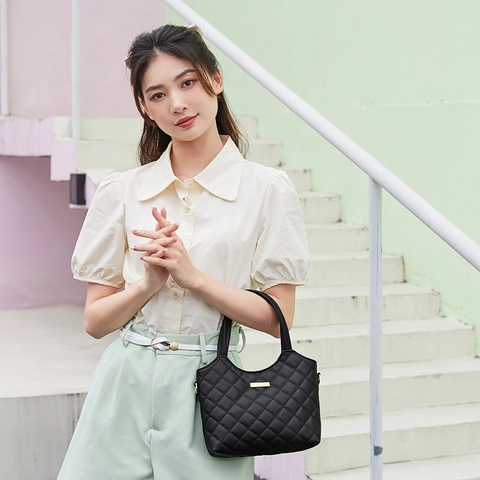 Women Quilted Diamond Lattice Handbag PU Leather Crossbody Shoulder Bag With Gold Metal Decor And Adjustable Strap