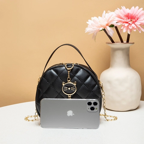 Damen Runde Handtasche PU Leder Gesteppt Rautenmuster Umhängetasche Mit Katzenanhänger Kette Mini Mode Umhängetasche