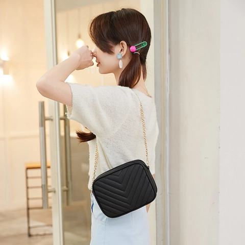 Women Chevron Quilted Crossbody Bag Fashion PU Leather Camera Bag Small Square Cell Phone Bag With Gold Chain Strap Shoulder Bag