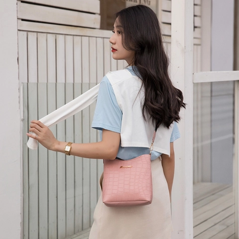 Women Bucket Bag Crocodile Pattern PU Leather Crossbody Bag With Wide Letter Printed Shoulder Strap Casual Fashion