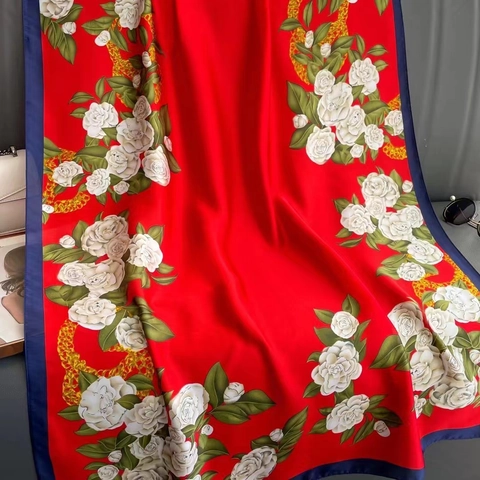 Elegante Sciarpa In Satin Effetto Raso Stampa Floreale Camelia Catena Dorata Scialle Leggero Protezione Solare Hijab Donna