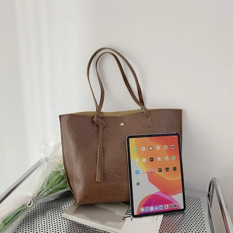 Große Texturierte PU Leder Tragetasche Mit Quastenanhänger Vintage Schulter Handtasche Für Frauen Täglicher Büroweg