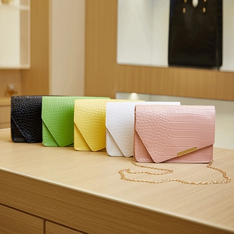 Women Crocodile Pattern Crossbody Bag PU Leather Fashion Asymmetric Flap Chain Strap Small Square Shoulder Handbag