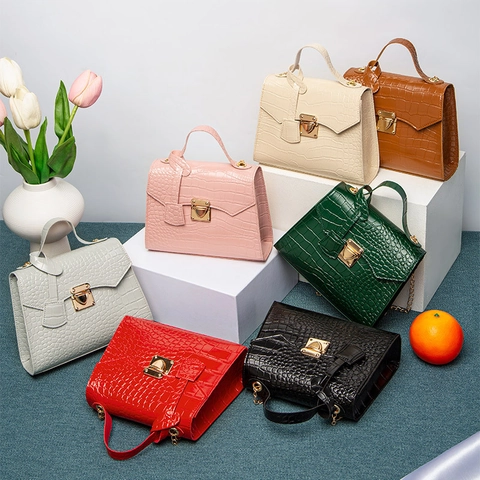 Sac à Main en Cuir PU à Motif Crocodile pour Femme Petit Sac Carré Minimaliste avec Fermoir en Métal Doré et Bandoulière Chaîne