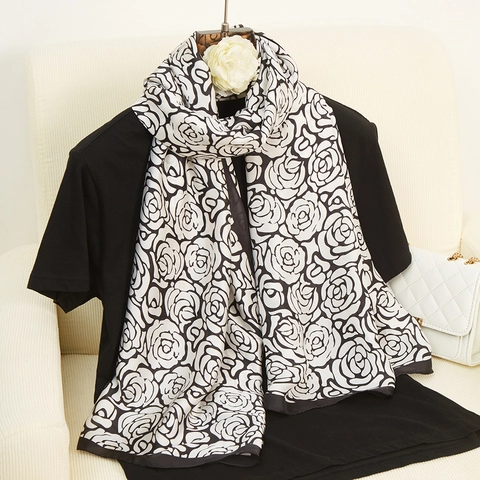 Elegante Dames Satijnen Sjaal Met Zwart Witte Rozenprint Lange Zijdezachte Sjaal Wrap Voor Zonbescherming Strand Reis Accessoire