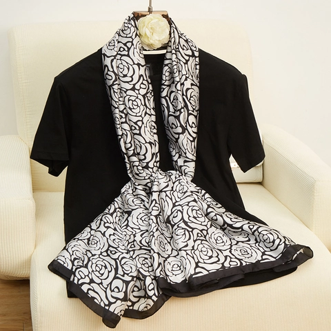 Elegante Dames Satijnen Sjaal Met Zwart Witte Rozenprint Lange Zijdezachte Sjaal Wrap Voor Zonbescherming Strand Reis Accessoire