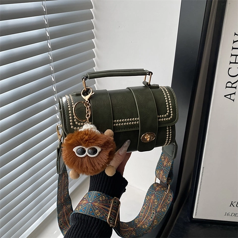 Sac Bandoulière Cylindrique Rétro en Cuir PU pour Femmes Décoration de Rivets Large Bandoulière Ethnique Avec Pendentif