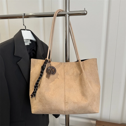 Large Capacity Tote Bag Women Faux Suede Matte Fabric Minimalist Shoulder Handbag With Decorative Charms Commute Vintage