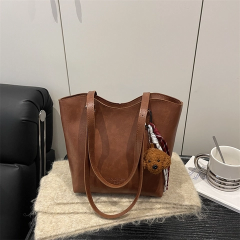 Large Capacity Tote Bag For Women Retro Faux Leather Shoulder Bag With Bear Pendant Commuter Handbag Urban Simple Design