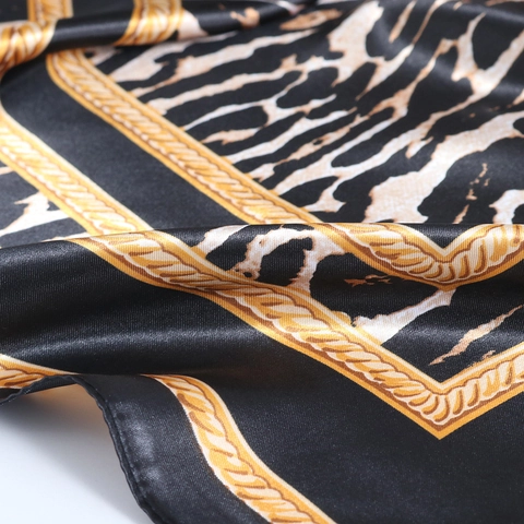 Foulard Quadrato in Raso con Stampa Leopardata da Donna Vintage Catena d'Oro Lettera Copricapo Hijab in Seta per Uso Quotidiano