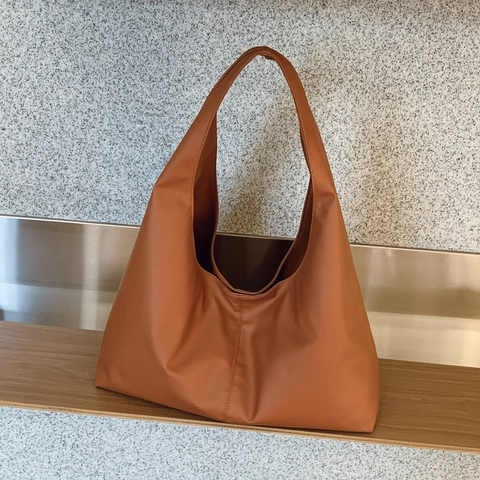 Minimalist PU Leather Large Capacity Tote Bag For Women Winter Commuter Solid Color Hobo Underarm Bag Versatile Shoulder Bag