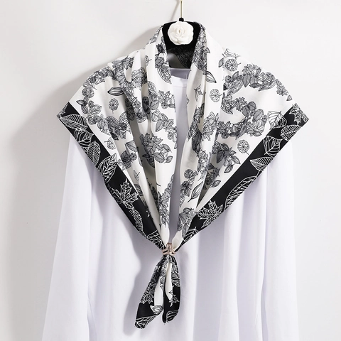 Élégant Foulard Carré À Imprimé Feuilles De Rose En Satin Polyester Sensation Satin Bandana Pour Femmes