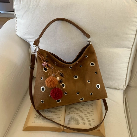 Damen Wildleder Tote Bag Große Kapazität Vintage Hobo Schultertasche Mit Metallösen Pom Pom Anhänger Retro Pendler Handtasche