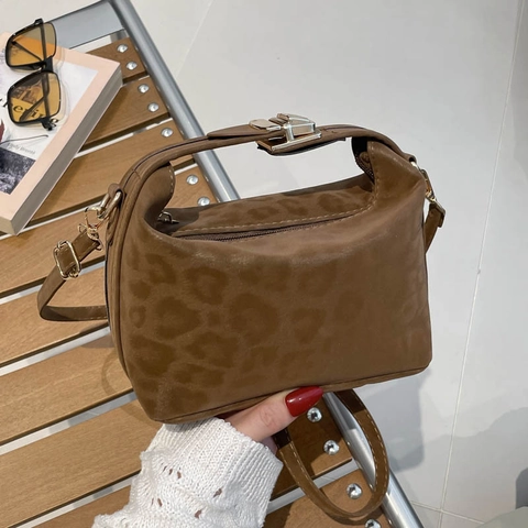 Women Leopard Print Shoulder Bag Faux Suede Crossbody Handbag Adjustable Strap Golden Hardware Retro Commuter Bag