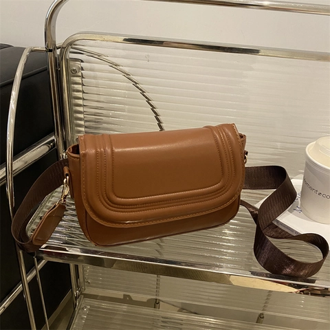 Damen Mode PU Leder Satteltasche Nischendesign Klappe Geprägte Hufeisen Umhängetasche Mit Breitem Verstellbarem Riemen