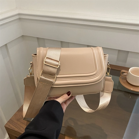 Damen Mode PU Leder Satteltasche Nischendesign Klappe Geprägte Hufeisen Umhängetasche Mit Breitem Verstellbarem Riemen