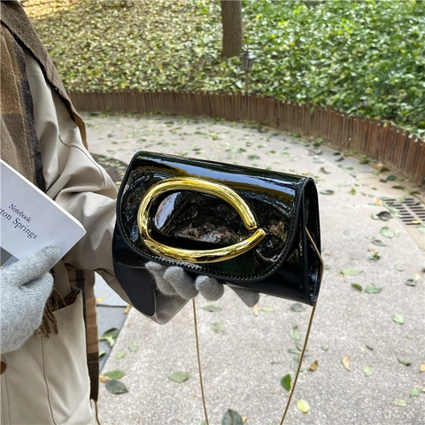 Damen Schultertasche Aus Lackleder Mit Großem Goldfarbenem Metallgriff Glänzende Kettentasche Umhängetasche Abendtasche