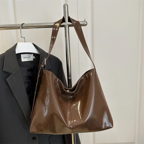 Damen Glänzendes PU-Leder Schultertasche Mit Großer Kapazität Retro Unterarm Tote Bag Mit Metallösen Breiter Riemen Mode Tasche