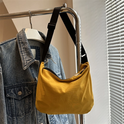 Dames Simple Nylon Dumpling Crossbody Tas Grote Capaciteit Lichtgewicht Hobo Schoudertas Met Verstelbare Brede Band Casual Commuter Handtas