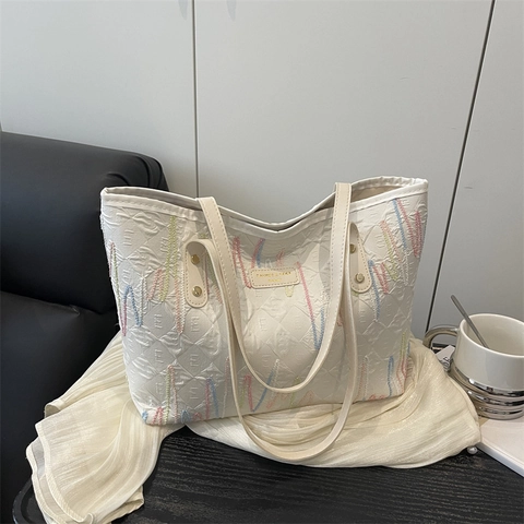 Damen Stilvolle Nylon Große Kapazität Tote Bag Trendige Wellen Stickerei Umhängetasche Mit Wolke Plüsch Anhänger Pendler Handtasche