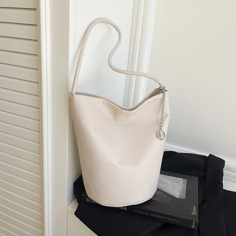 Sac Seau Femme Minimaliste En Cuir PU Motif Litchi Grande Capacité Sac À Épaule Avec Pendentif Chaîne Argentée