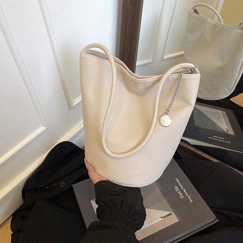 Sac Seau Femme Minimaliste En Cuir PU Motif Litchi Grande Capacité Sac À Épaule Avec Pendentif Chaîne Argentée