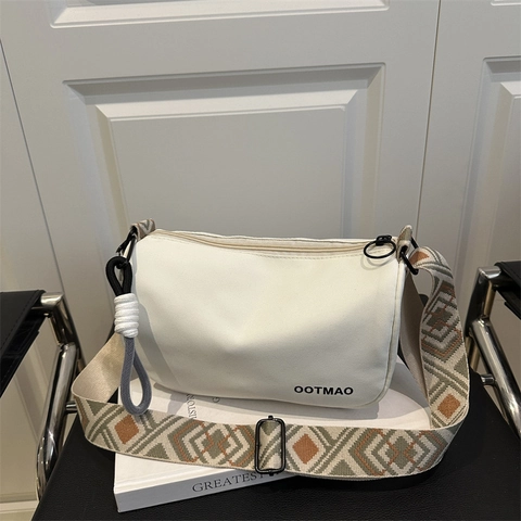 Damen Casual Segeltuch Umhängetasche mit Minimalistischer Nylon Schultertasche und Ethnischem Geometrischem Breitem Gurt