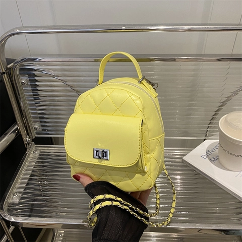 Mochila Mini Acolchada de Entramado para Mujer Moda Cuero PU Cadena Mochila Pequeña Con Cierre Giratorio Plateado