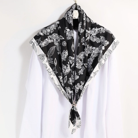 Élégant Foulard Carré À Imprimé Feuilles De Rose En Satin Polyester Sensation Satin Bandana Pour Femmes