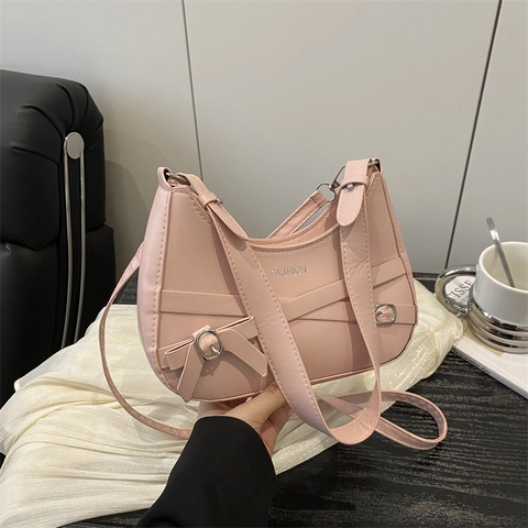 Sac à Épaule Demi-Lune en Cuir PU pour Femmes Mode Impression de Lettres Sac Bandoulière Avec Bandoulière Réglable Boucle Métal