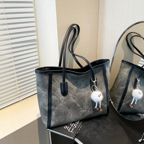 Sac Cabas en Cuir PU Vintage Grande Capacité pour Femmes Sac à Épaule Couleur Contrastée Avec Pendentif Peluche Bureau