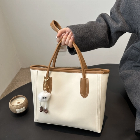 Borsa Tote Grande Capacità Pelle PU Cuciture A Contrasto Pendolare Borsa A Spalla Con Ciondolo Pendente Mostro Peluche