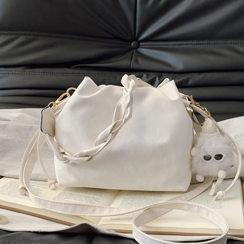 Sac Seau Plissé Coréen pour Femmes Cuir PU Cordon Sac à Bandoulière Avec Poignée Tressée Pendentif Peluche Petit Sac