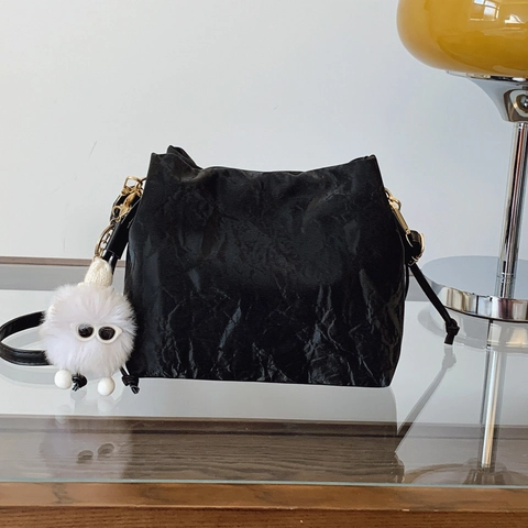Sac Seau Plissé Coréen pour Femmes Cuir PU Cordon Sac à Bandoulière Avec Poignée Tressée Pendentif Peluche Petit Sac