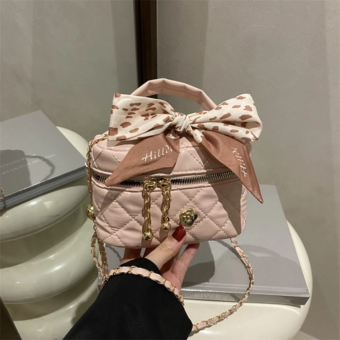 Mini Sac Bandoulière Femme Cuir PU Matelassé Sac À Main Losange Avec Décor De Foulard Et Pendentif Camélia