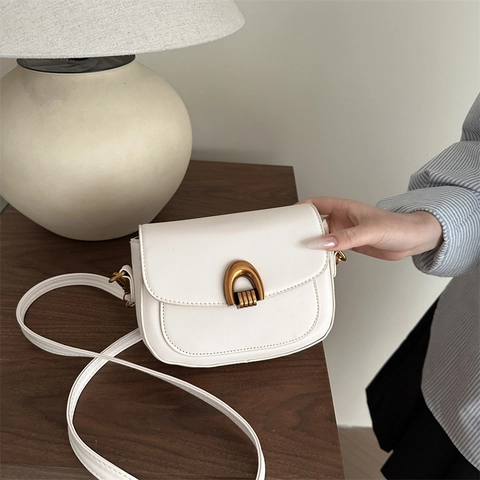Vintage Saddle Crossbody Bag For Women PU Leather Minimalist Shoulder Bag With Gold Horseshoe Buckle Aesthetic Solid Color