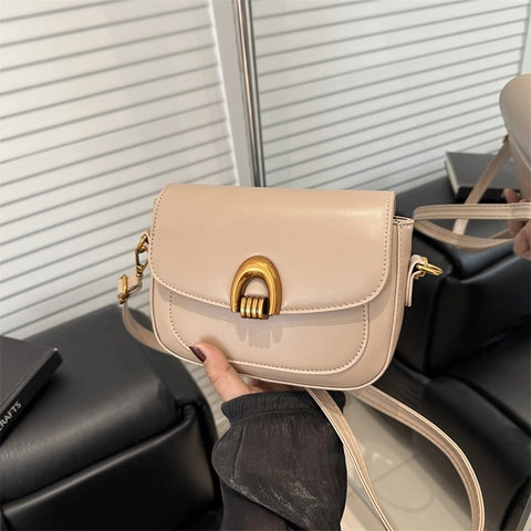 Vintage Saddle Crossbody Bag For Women PU Leather Minimalist Shoulder Bag With Gold Horseshoe Buckle Aesthetic Solid Color