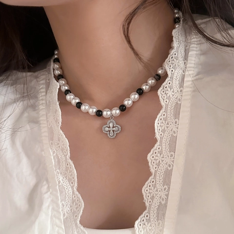 Collier Perlé Avec Pendentif Trèfle À Quatre Feuilles En Zircon Base En Cuivre Élégant Choker Künstliche Perles Imitation Pour Femme