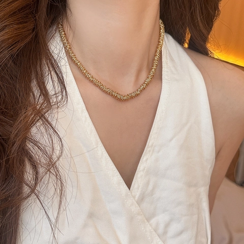 Collier Texture Spirale Minimaliste En Cuivre Plaqué Or Véritable Style Industriel Tubogas Ras Du Cou Pour Femme