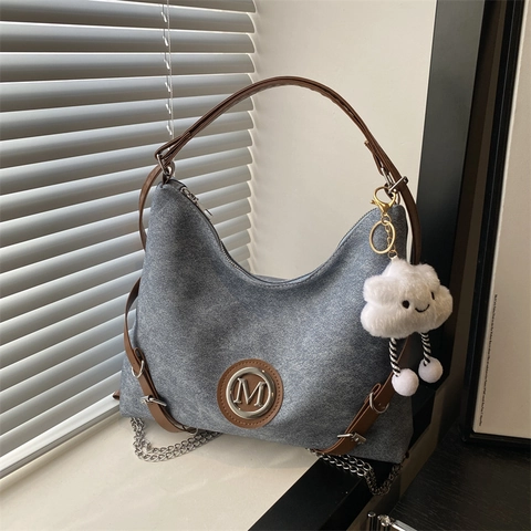 Damen Große Kapazität PU Tote Tasche Vintage Schultertasche Umhängetasche Mit Metall Logo Dekor Und Plüsch Wolke Anhänger Für Damen