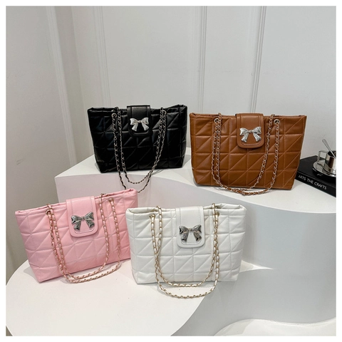 Damen Gesteppte Umhängetasche PU Leder Große Kapazität Tote Mit Metallkette Und Silberner Schleifenschnalle Elegant