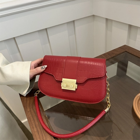 Women Crocodile Pattern PU Leather Crossbody Bag Elegant Retro Shoulder Bag With Golden Lock And Chain Strap