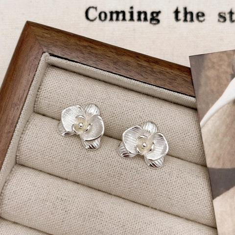 Oorknopjes Orchidee Bloem Elegant Retro Paleis Stijl Koper Geborstelde Textuur Met 925 Sterling Zilveren Oorsteker