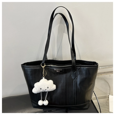 Große Kapazität Tote Bag PU Leder Vertikale Streifen Textur Retro Pendler Handtasche Für Frauen Mit Wolke Plüsch Anhänger