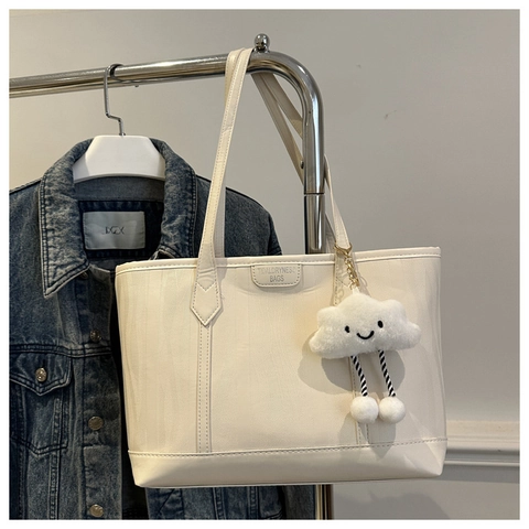 Große Kapazität Tote Bag PU Leder Vertikale Streifen Textur Retro Pendler Handtasche Für Frauen Mit Wolke Plüsch Anhänger