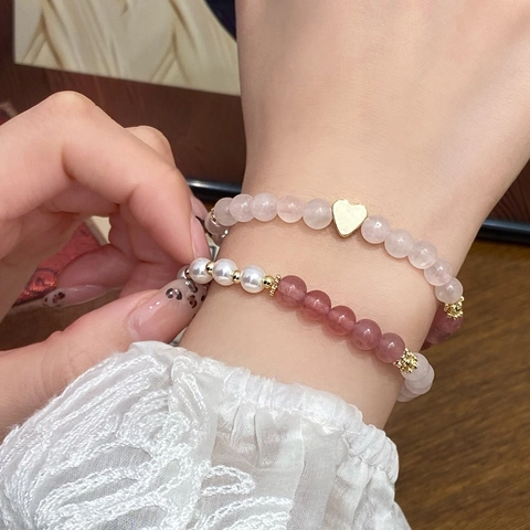 Naturstein Erdbeerkristall Künstliche Perlenarmband Mit Goldenem Legierungs Herzanhänger Elegante Doppelschicht Stapelbarer Schmuck