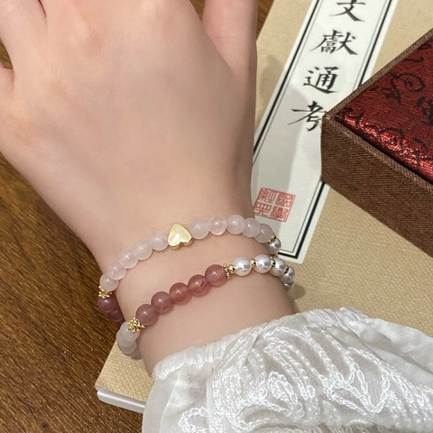 Naturstein Erdbeerkristall Künstliche Perlenarmband Mit Goldenem Legierungs Herzanhänger Elegante Doppelschicht Stapelbarer Schmuck
