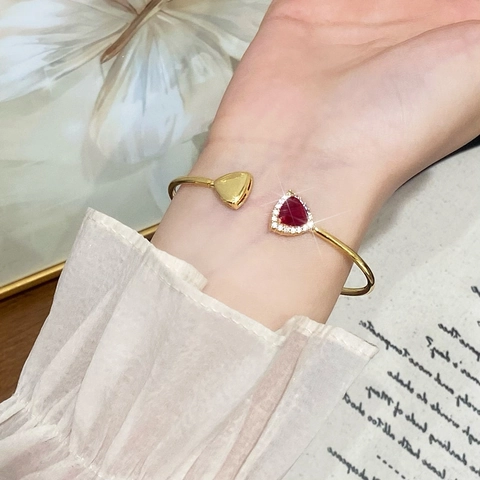 Bracciale Rigido Aperto In Rame Placcato Oro 18K Cuore Zirconia Rossa Gioiello Elegante Regolabile Da Donna