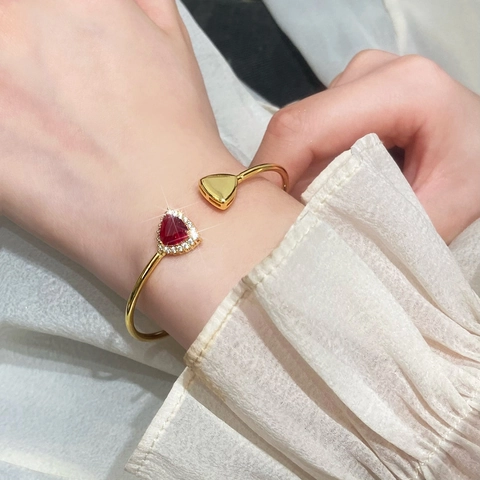Bracciale Rigido Aperto In Rame Placcato Oro 18K Cuore Zirconia Rossa Gioiello Elegante Regolabile Da Donna